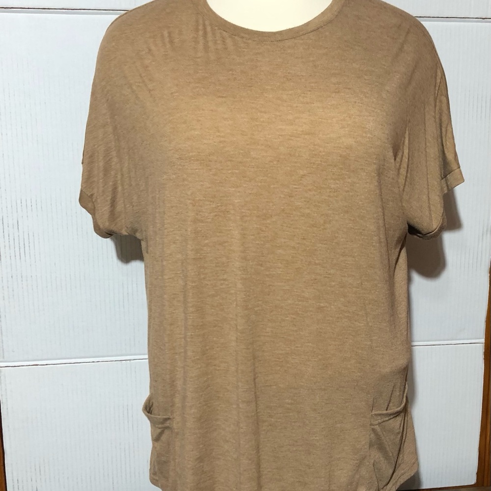 Emery rose oversize 4x women’s tee with 2 lower pockets. 30” L 26” p2p